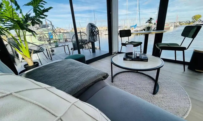 Zeewolde Location De Bateaux | Tiny houseboat near the restaurants and the center