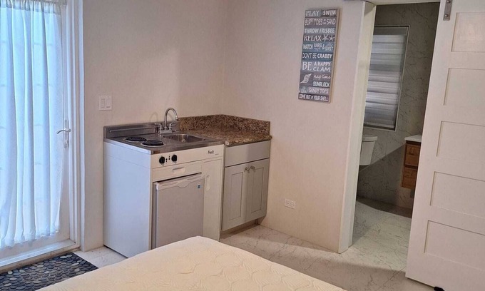 Paget Appartement | Tiny Studio in fabulous Smith's Parish at John Smith's Bay Beach