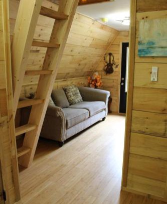 Jonesville Maison | Tiny Treehouse Escape with Wi-Fi and Mountain Views