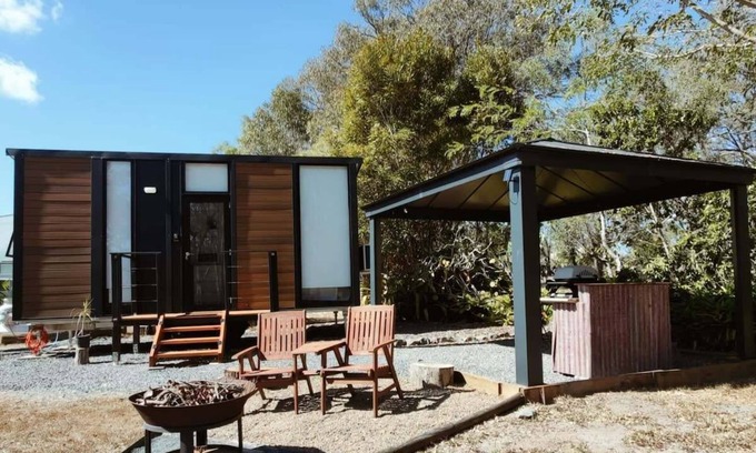 Baffle Creek Maison | Tiny Ubuntu Summary: