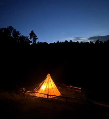 Hartl Chalet De Ski | Tipi-Glamping am Gut Kunterbunt