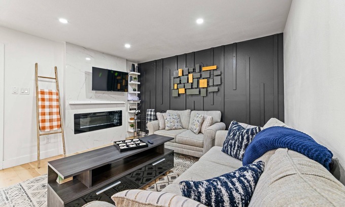 Dallas Maison | Gorgeous 3 Bedroom Modern Home w/ POOL & DECK!