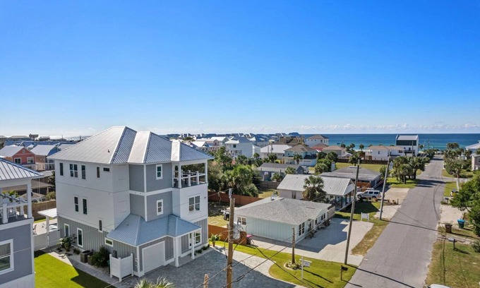 Bid-a-wee Beach Maison | Tipsea Turtle | 1 Block to Gulf + Heated Saltwater Pool | Sleeps 22 | Game Room