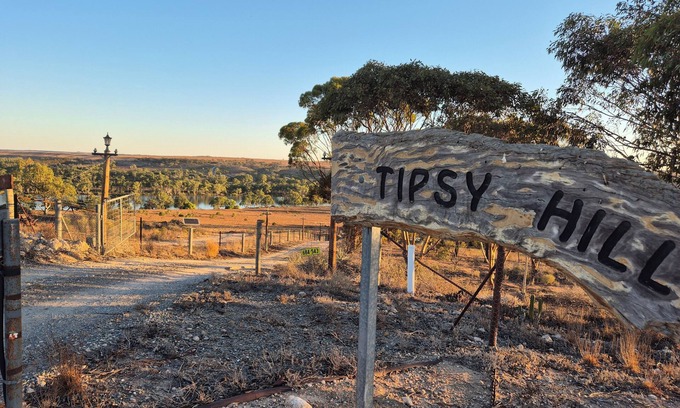 Forster Lit Et Petit-Déjeuner | Tipsy Hill Cottage, River Views at Walker Flat SA. Perfect for a weekend getaway