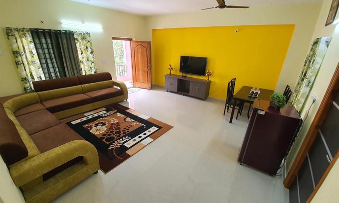 Tirupati Appartement | Tirupati Homestay - 2BHK AC Family Apartments near Alipiri and Kapilatheertham - Walk to A2B Veg Restaurant - WiFi - Android TV - Easy access to Tirumala