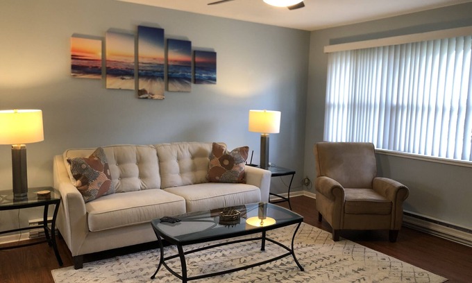 Conneaut Appartement | Tis' Time Getaway. Just a few blocks from beautiful Lake Erie!