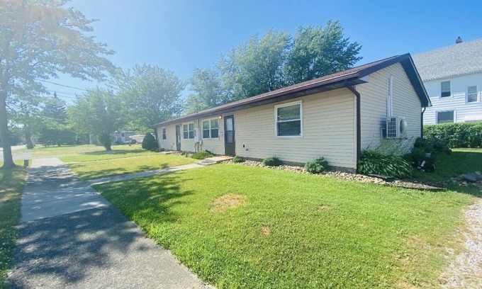 Conneaut Appartement | Tis’ Time Hideaway. Just a few blocks from beautiful Lake Erie!