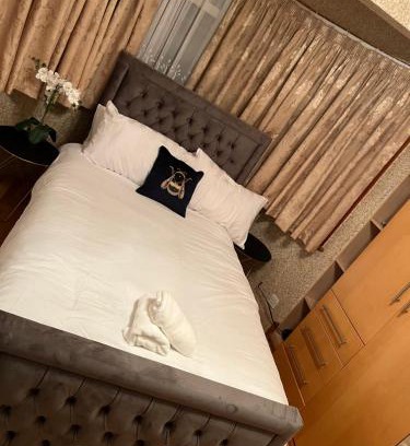 Manor Appartement | TJ Homes - One double bed room with garden view - Next to tube station