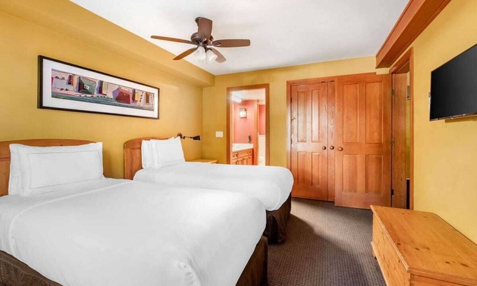 Upper Village Station Balnéaire | tnLuxurious 2 bedroom family aptt. in a ski resort Whistler BC - upper village