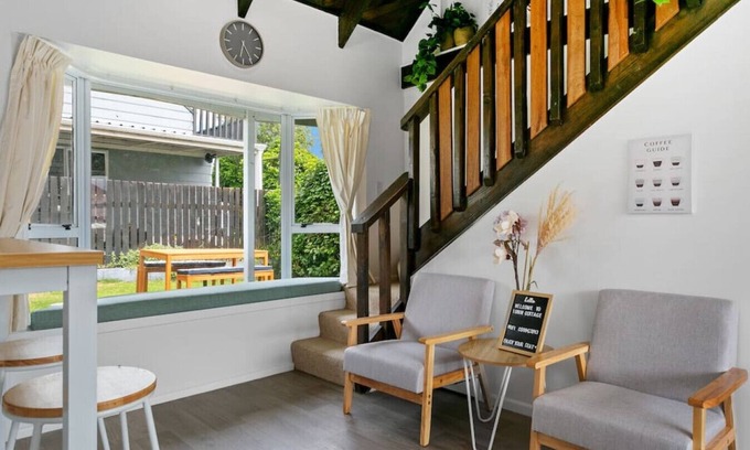 Richmond Heights Maison | Tobin Cottage - thoughtfully furnished, two storey property, pet Friendly, in central location