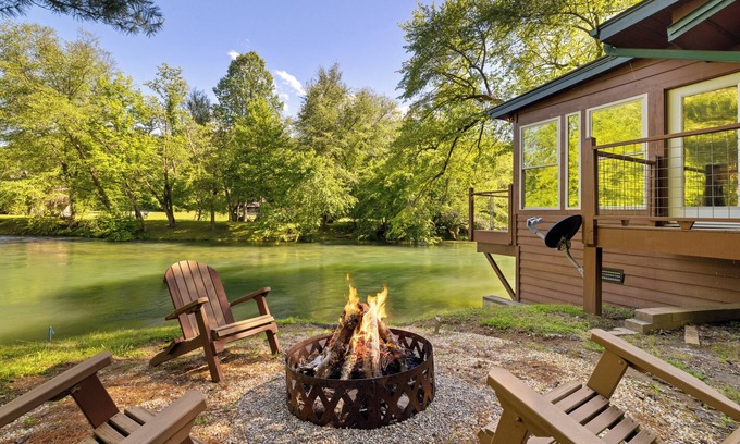 Mineral Bluff Cabine | Toccoa Riverside Cabin: Pet-Friendly, Hot Tub, Firepit & Prime Fishing Retreat