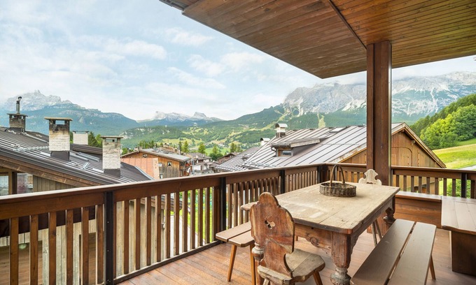 Cortina d'Ampezzo Appartement | Tofane View Apartment with Terrace R&R