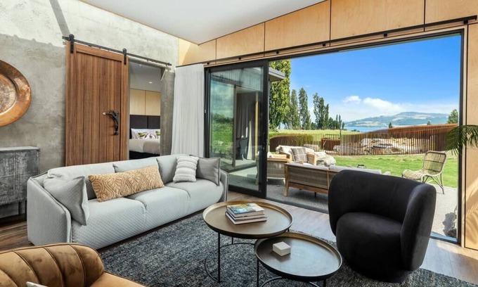 Hamurana Villa | Toka Ridge Lake view, Lux Villa 3bd2bth w/ HotTub