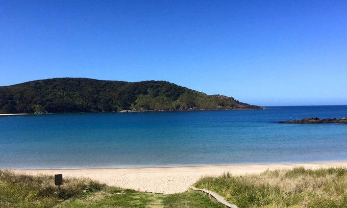 Karkari Peninsula Maison | Tokerau Family Bach - 4 bedrooms, 2 bathrooms, beach 2 mins walk, pets allowed.
