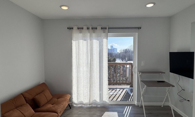 North Philadelphia West Appartement | Top Balcony at Brewerytown, Philadelphia 1BR/1Bath HVAC,WIF, HDTV W/D IN UNIT