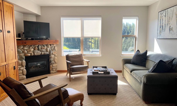 Silver Star Mountain Copropriété | Top floor studio condo at Creekside - pet friendly, views, ski-in/out access