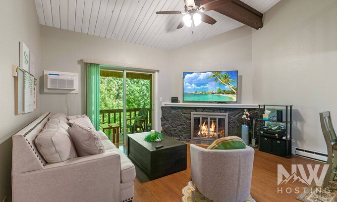 Rathdrum Copropriété | Top-Floor Condo—Covered Parking, Community Pool, and Stunning Golf Course Views!
