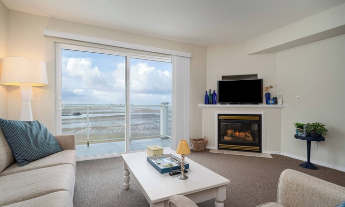 Lincoln City Copropriété | Top floor condo with bay and ocean views in historic Taft, Lincoln City!