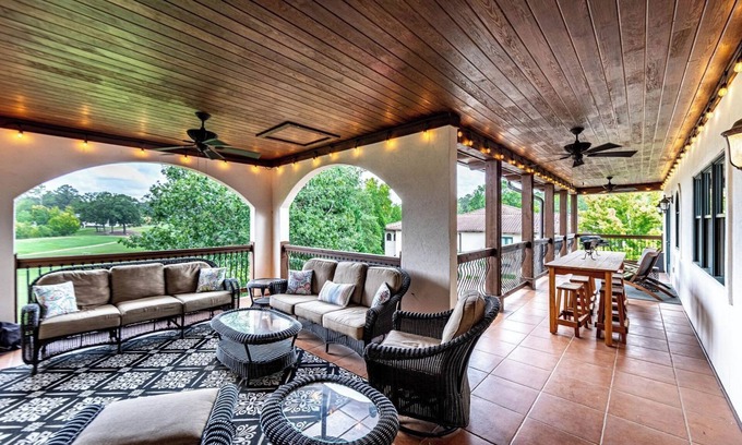 Lake Oconee Maison | Top-floor Lake Oconee condo with fairway-view balcony, full kitchen
