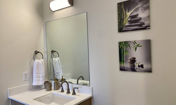Berkley Appartement | Top Floor Modern 2 Bed 2 Bath - Mountain Views