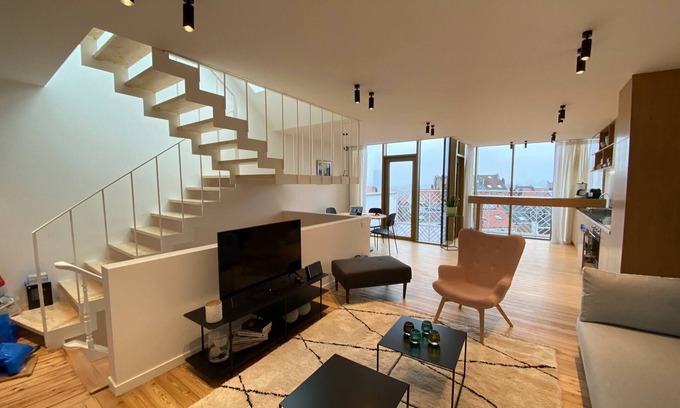 Postel Appartement | Duplex neuf au dernier étage avec vue imprenable dans le quartier branché de Sai