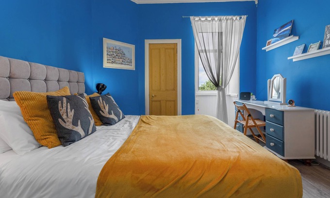 Dalry Appartement | Top Floor Spacious King Size Apartment | City Views | Excellent Transport Links