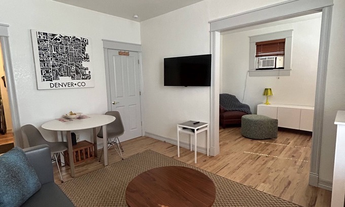Uptown Appartement | Top floor Uptown apartment! Pet friendly in a lively neighborhood