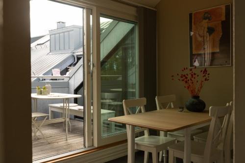 Majorstua Appartement | Top floor - view & balcony in Oslo city center