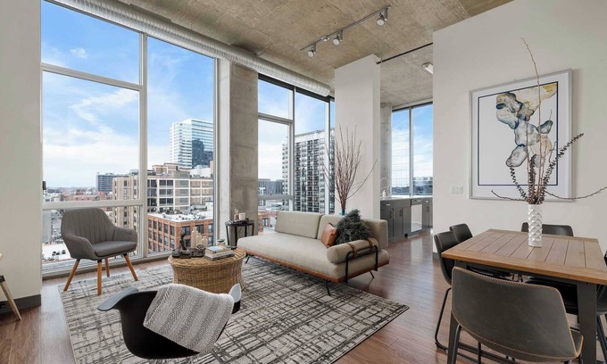 West Loop Gate Appartement | Top Floor Views + Central Comfort