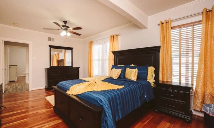 Monte Vista Appartement | Top Level duplex blocks from UIW/Trinity & Zoo