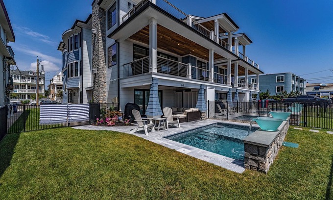 Ocean City Copropriété | Top Level Luxury BeachFront on Boardwalk, Roof Deck, Pool & Elevator! 6BR/7BA!