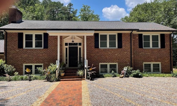 Fuquay-Varina Maison | Top-level of a modern split-level home.