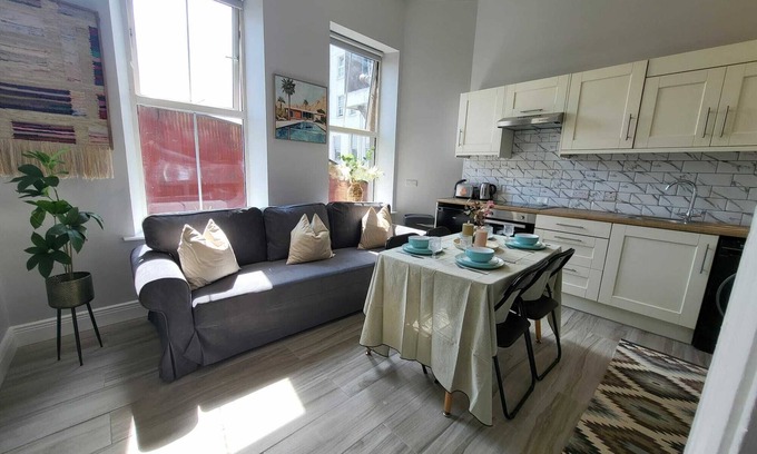 Victorian Quarter Appartement | Top Location - Newly Refurbed 2BD, Sleeps 6 W/Loft