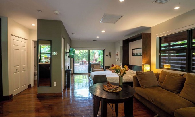 Southwest Coconut Grove Maison | Escapade de luxe de style balinais avec terrasse en teck, salon Tikki Hut et jardin Zen