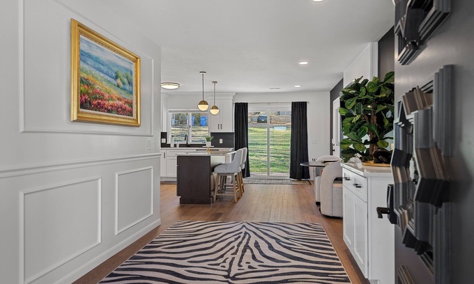Petersburg Maison | Top-Rated Premier 3-Bedroom Spotless & Charming Home