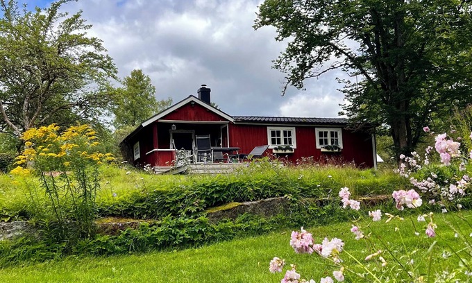 Adelfors Maison | Top renovated red vacation home in Ädelfors by the river Emån, in Småland.