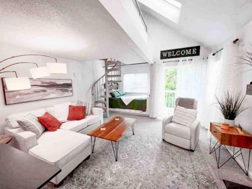 Claysburg Appartement | Top (third) floor loft condo. Full resort access.