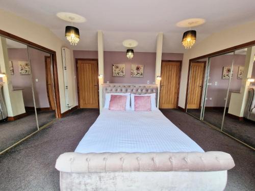 Kelty Chalet De Ski | Torridon 1 with Private Hot Tub - Fife - Loch Leven - Lomond Hills- Pet Friendly