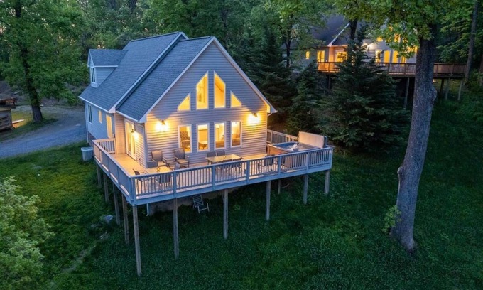 Montebello Maison | Torry Ridge--hot tub, mountain views, fireplace