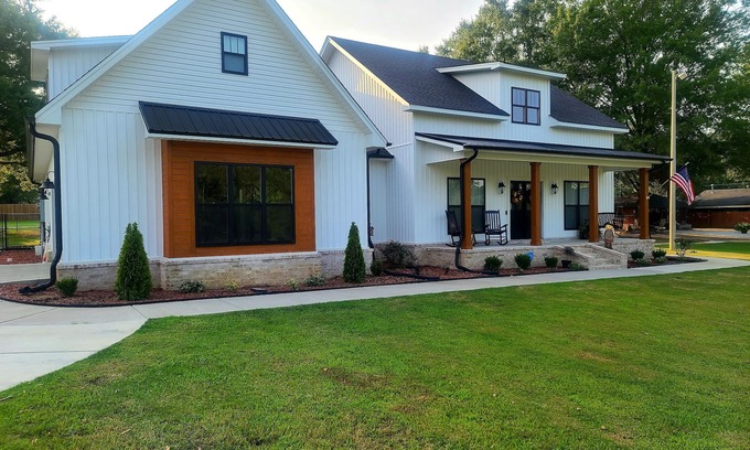 Conway Maison | Total Eclipse path 2024! A beautiful acre outside of town to enjoy the eclipse.