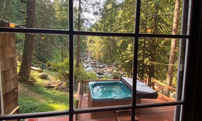 Baring Cabine | Isolement total, 50 acres privées, bord de la rivière 2000 pieds, cabine de montagne, bain à remous
