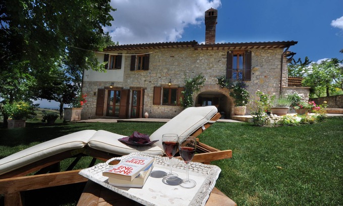 Fratta Villa | Superbe villa en pierre du 18ème siècle, vue imprenable, piscine, Wifi