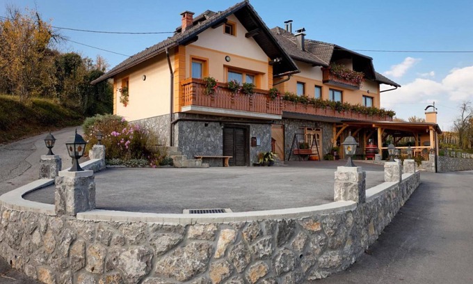 Gorenja Vas pri Smarjeti Appartement | Tourist Farm Škrbina Apartment 2, Šmarješke Toplice, Slovenia