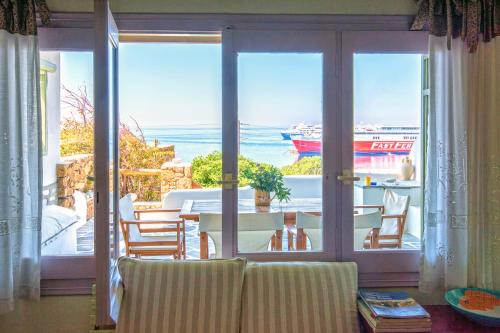Tourlos Maison | Tourlos Beachfront House in Mykonos