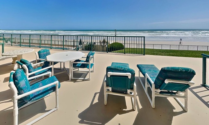 Ponce Inlet Copropriété | Beachfront Condo with Patio Dining, Ocean Access, Pool + Gym