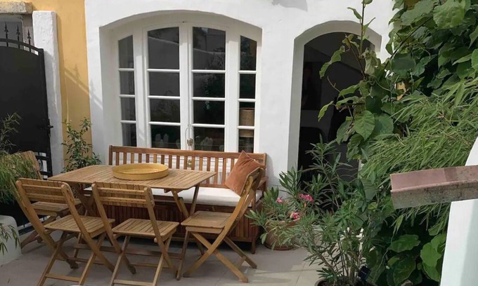 Montreuil Maison | Town house 15 minutes from Paris with courtyard and small pool