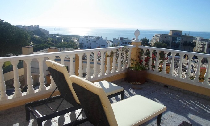 Urbanizacion Puerto de Estepona Maison | Maison de ville avec piscine partagée et superbe terrasse sur le toit, près de la plage