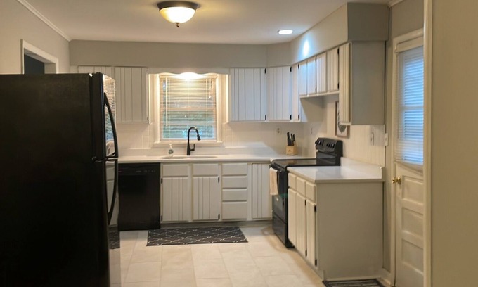 Newtonville Appartement | Town of Colonie Home w/deck and yard, I-87 closeby, 40 min to Saratoga