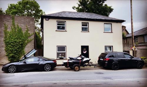 Cashel Maison | Town villa with charming garden, bbq area & Sleeps 6