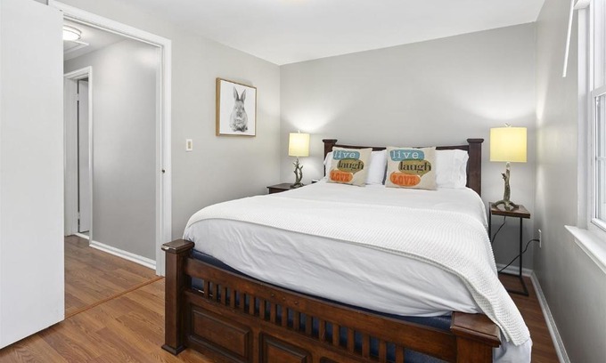 Countryside Maison | Townhome in No VA, 40 Mins to DC, Pets OK, Fast WiFi